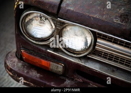 Vecchio, vintage faro auto close-up. Squallido, ruvida trasporto antichi Foto Stock