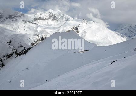 La salita del Passo di Thorong la sul sentiero del circuito di Annapurna. Vista dell'High base Camp a 4880 metri sul livello del mare. Himalaya. Nepal. Foto Stock