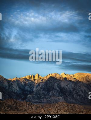 Mt. Whitney sorge ad est di Lone Pine, il punto più alto delle montagne della Sierra Nevada della California. Foto Stock
