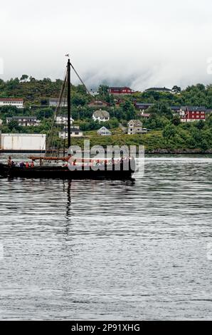 Viking Longboat Replica vela nella città di Alesund e comune in più og Romsdal contea, Norvegia. Destinazione Nord Europa. 19th luglio 2 Foto Stock