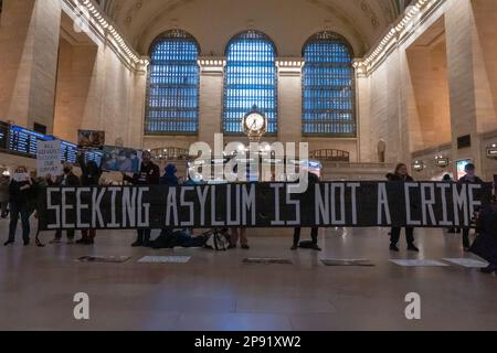 New York, New York, Stati Uniti. 9th Mar, 2023. (NUOVO) dimostrazione di Pro-immigrazione nella Grand Central Station. 09 marzo 2023, New York, New York, USA: I manifestanti che detengono un cartello e striscioni si trovano silenziosamente nel centro del Grand Central Terminal di Manhattan per una protesta a sostegno dei richiedenti asilo in mezzo all'incertezza del titolo 42 il 09 marzo 2023 a New York City. (Credit Image: © M10S/TheNEWS2 via ZUMA Press Wire) SOLO PER USO EDITORIALE! Non per USO commerciale! Foto Stock