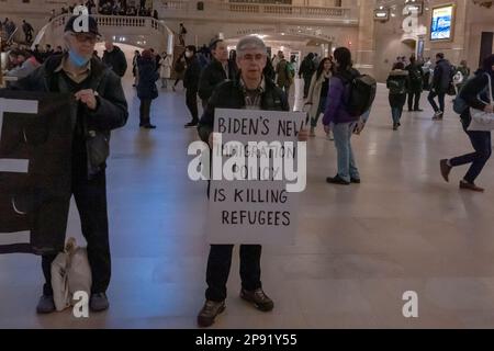 New York, New York, Stati Uniti. 9th Mar, 2023. (NUOVO) dimostrazione di Pro-immigrazione nella Grand Central Station. 09 marzo 2023, New York, New York, USA: I manifestanti che detengono un cartello e striscioni si trovano silenziosamente nel centro del Grand Central Terminal di Manhattan per una protesta a sostegno dei richiedenti asilo in mezzo all'incertezza del titolo 42 il 09 marzo 2023 a New York City. (Credit Image: © M10S/TheNEWS2 via ZUMA Press Wire) SOLO PER USO EDITORIALE! Non per USO commerciale! Foto Stock