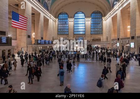 New York, New York, Stati Uniti. 9th Mar, 2023. (NUOVO) dimostrazione di Pro-immigrazione nella Grand Central Station. 09 marzo 2023, New York, New York, USA: Le persone camminano attraverso il Grand Central Terminal di Manhattan mentre i manifestanti che detengono un cartello e striscioni sono silenziosi durante una protesta a sostegno dei richiedenti asilo in mezzo al titolo 42 incertezza il 09 marzo 2023 a New York City. (Credit Image: © M10S/TheNEWS2 via ZUMA Press Wire) SOLO PER USO EDITORIALE! Non per USO commerciale! Foto Stock