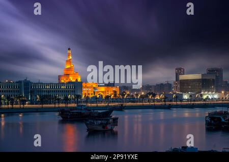 Vista della moschea di Fanar dalla Corniche mia Park Doha Port Foto Stock