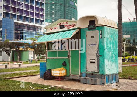 bagno esterno e cabina doccia in plastica in spiaggia. L'esterno di una cabina WC a buon mercato è brutto e si trova in una strada cittadina. Porta-vasino in una città asiatica. Testo: Doccia e nuoto Foto Stock