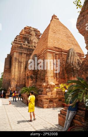Nha Trang, Vietnam - Marzo 31, 2018: turisti sightseeing Cham temple torre Po Nagar e scattare foto con i dispositivi. Popoli asiatici in vacanza hangin Foto Stock