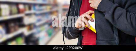 Taccheggio al dettaglio. Uomo rubare in Supermarket. Furto in negozio Foto Stock