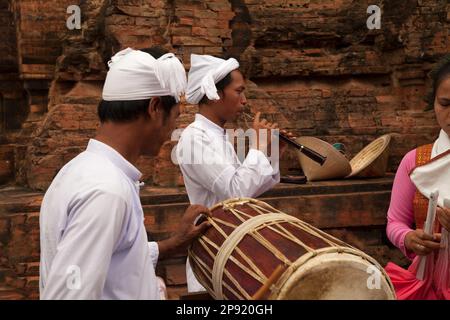 Nha Trang, Vietnam - Marzo 31, 2018: gruppo di artisti vietnamiti esecuzione di musiche e danze popolari. I musicisti suonano un flauto e un tamburo, un danc Foto Stock