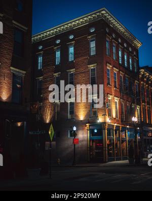 Edifici in mattoni di notte, oltre il Reno, Cincinnati, Ohio Foto Stock