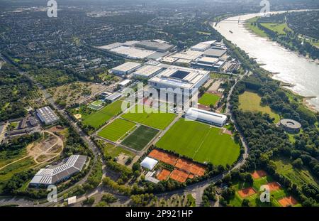 Vista aerea, sul fiume Reno la zona fieristica Düsseldorf con lo stadio della Bundesliga MERKUR SPIEL-ARENA nel quartiere Stockum a Düsseldorf, Rhinel Foto Stock