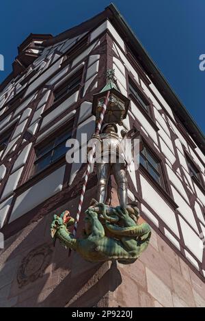 Scultura di San George come drago calpetta sulla storica Pilatus House, casa di città dal 1489, Tiergaertnerttorplatz, Norimberga, Franconia Centrale Foto Stock