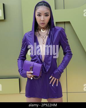 Yeri arriva al Versace FW23 Show che si tiene presso il Pacific Design Center di West Hollywood, California, giovedì 9 marzo 2023. (Foto di Sthanlee B. Mirador/Sipa USA) Foto Stock