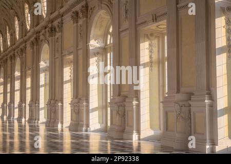 VENARIA REALE, ITALIA - CIRCA SETTEMBRE 2020: Marmo di lusso per l'interno di questa galleria. La Grande Galleria si trova a Reggia di Venaria reale Foto Stock