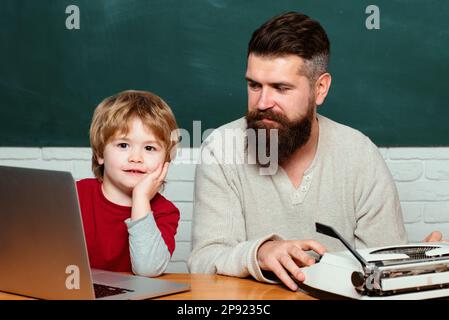 L'insegnante dell'uomo gioca con il bambino del preschooler. L'uomo insegna al bambino. padre insegna suo figlio in classe a scuola. Bambini della scuola. Infanzia e paternità. Foto Stock