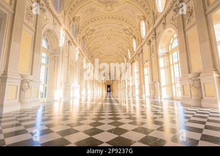 VENARIA REALE, ITALIA - CIRCA SETTEMBRE 2020: Marmo di lusso per l'interno di questa galleria. La Grande Galleria si trova a Reggia di Venaria reale Foto Stock