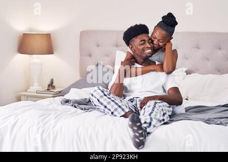 Sapevo il momento in cui l'ho incontrata che cessa quella. Shot di una coppia affettuosa che si rilassa sul letto indossando pigiami. Foto Stock