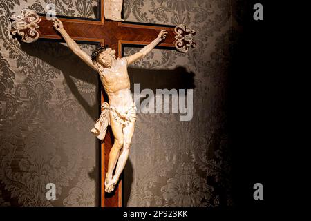 TORINO, ITALIA - CIRCA MAGGIO 2021: Vecchio crocifisso in legno e avorio (1750). Gesù Cristo simbolo della risurrezione e della vita dopo la morte Foto Stock