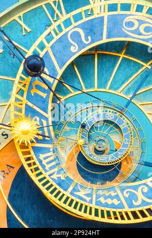 Sfondo effetto Droste basato sull'orologio astronimico di Praga. Design astratto per concetti legati all'astrologia, alla fantasia, al tempo e alla magia Foto Stock