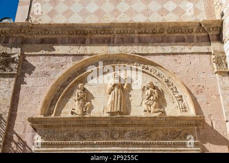 Borgo di Assisi in Umbria. Particolare della più importante Basilica di San Francesco (Basilica di San Francesco) Foto Stock