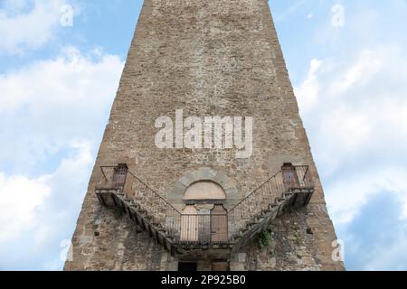Esterno di un antico edificio a torre in stile architettonico Escher. Simmetria e prospettiva geometrica Foto Stock