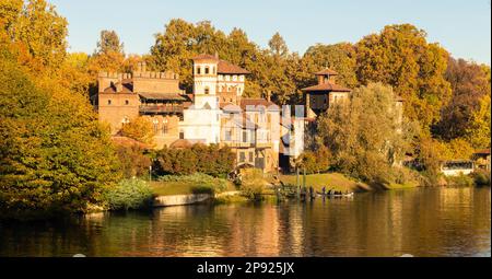 Torino, Italia - Circa Novembre 2021: Panorama all'aperto con il suggestivo castello di Torino Valentino all'alba in autunno Foto Stock