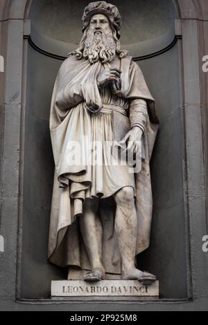 Leonardo da Vinci - Statua del genio, situata di fronte alla Galleria degli Uffizi a Firenze, area pubblica Foto Stock