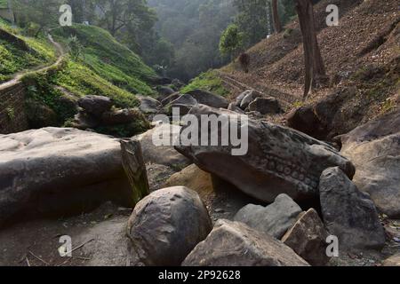 Antiche rovine di una civiltà millenaria a Unokoti, Tripura. Foto Stock