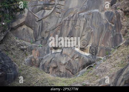 Signore Shiva scultura scolpita in una montagna in Unokoti , Tripura , India . Struttura millenaria . Foto Stock