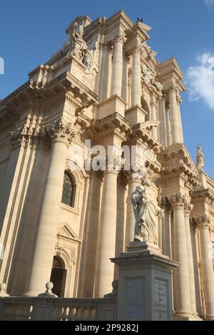 Siracusa è la città della Sicilia dove nacque Archimede. Il Duomo in marmo bianco in stile barocco si trova nella penisola di Ortigia che è l'anci Foto Stock