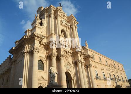 Siracusa è la città della Sicilia dove nacque Archimede. Il Duomo in marmo bianco in stile barocco si trova nella penisola di Ortigia che è l'anci Foto Stock