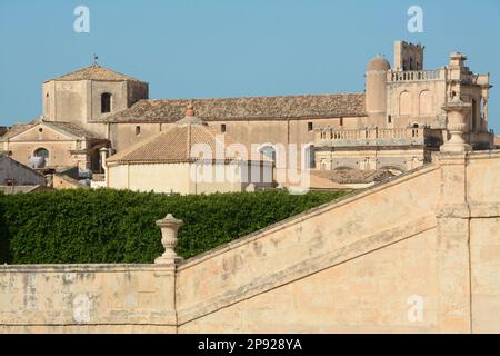 Vista dalla grande scalinata del Duomo della città barocca di noto alla luce estiva della Sicilia e la pietra dorata che forma ogni forma Foto Stock