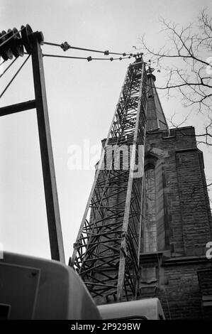 Intorno al Regno Unito - una di una sequenza di immagini che mostrano la rimozione della guglia a Hollins Grove Church, Darwen nel 1968 Foto Stock