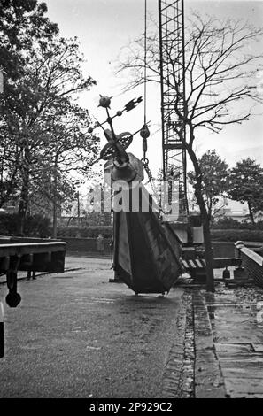 Intorno al Regno Unito - una di una sequenza di immagini che mostrano la rimozione della guglia a Hollins Grove Church, Darwen nel 1968 Foto Stock