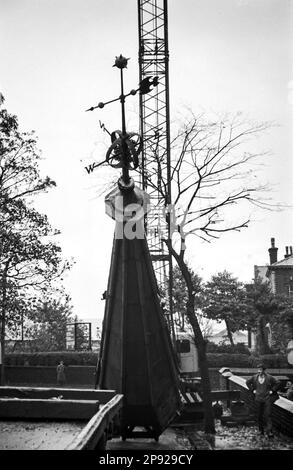 Intorno al Regno Unito - una di una sequenza di immagini che mostrano la rimozione della guglia a Hollins Grove Church, Darwen nel 1968 Foto Stock