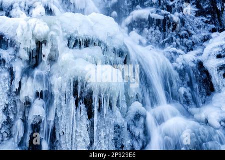 Cascata ghiacciata di Radau, inverno nelle montagne di Harz, Bad Harzburg, bassa Sassonia Foto Stock