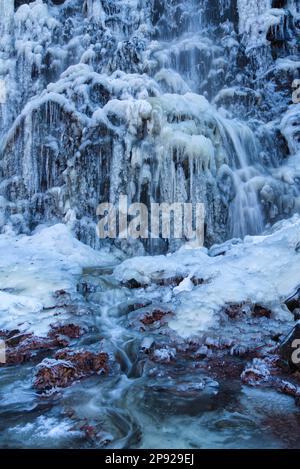 Cascata ghiacciata di Radau, inverno nelle montagne di Harz, Bad Harzburg, bassa Sassonia Foto Stock