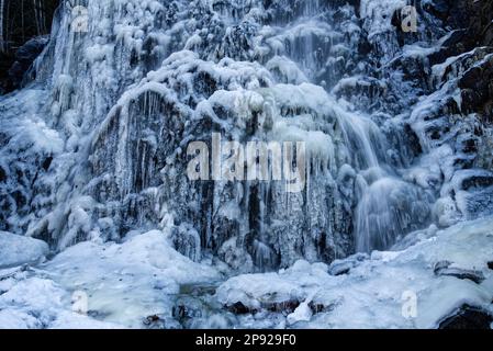 Cascata ghiacciata di Radau, inverno nelle montagne di Harz, Bad Harzburg, bassa Sassonia Foto Stock