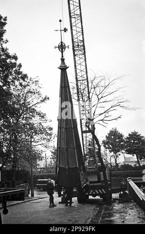 Intorno al Regno Unito - una di una sequenza di immagini che mostrano la rimozione della guglia a Hollins Grove Church, Darwen nel 1968 Foto Stock