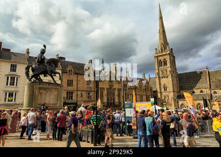 Crowd in the Market Place, St Nicholas Church, Music Festival a Durham, Inghilterra, Regno Unito Foto Stock