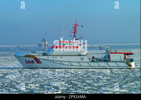 Nave di salvataggio Hermann Marwede al largo di Cuxhaven, Germania Foto Stock