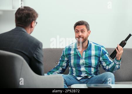 Risolvere il problema, dipendenza da alcol, rabbia eccitato l'uomo abuso di alcol. Psicologia, concetto di terapia mentale. Alcolismo, alcolismo e psicologo a psiche Foto Stock