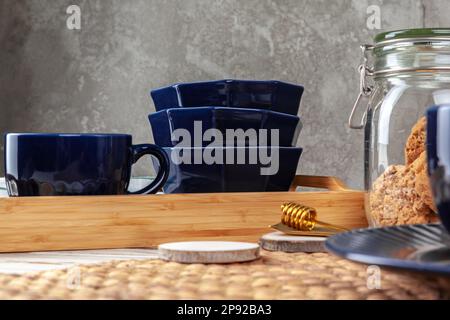 Primo piano di una tazza di tè in ceramica con biscotti Foto Stock