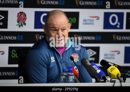 Twickenham Stadium, Inghilterra, Regno Unito. 10th marzo, 2023. L'allenatore inglese Richard Cockerill risponde alle domande della stampa dopo la sessione di allenamento di rugby inglese mentre si preparano a affrontare la Francia nella partita delle sei Nazioni della Guinness al Twickenham Stadium il 11th marzo: Credit: Ashley Western/Alamy Live News Foto Stock