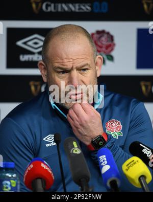 Twickenham Stadium, Inghilterra, Regno Unito. 10th marzo, 2023. L'allenatore inglese Richard Cockerill risponde alle domande della stampa dopo la sessione di allenamento di rugby inglese mentre si preparano a affrontare la Francia nella partita delle sei Nazioni della Guinness al Twickenham Stadium il 11th marzo: Credit: Ashley Western/Alamy Live News Foto Stock