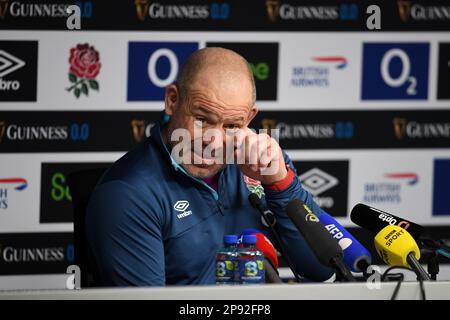 Twickenham Stadium, Inghilterra, Regno Unito. 10th marzo, 2023. L'allenatore inglese Richard Cockerill risponde alle domande della stampa dopo la sessione di allenamento di rugby inglese mentre si preparano a affrontare la Francia nella partita delle sei Nazioni della Guinness al Twickenham Stadium il 11th marzo: Credit: Ashley Western/Alamy Live News Foto Stock