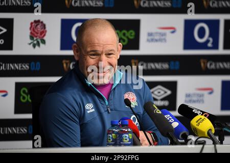 Twickenham Stadium, Inghilterra, Regno Unito. 10th marzo, 2023. L'allenatore inglese Richard Cockerill risponde alle domande della stampa dopo la sessione di allenamento di rugby inglese mentre si preparano a affrontare la Francia nella partita delle sei Nazioni della Guinness al Twickenham Stadium il 11th marzo: Credit: Ashley Western/Alamy Live News Foto Stock