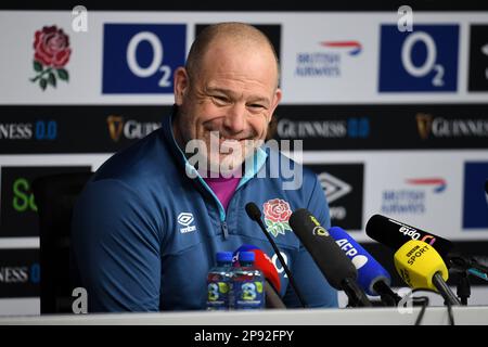 Twickenham Stadium, Inghilterra, Regno Unito. 10th marzo, 2023. L'allenatore inglese Richard Cockerill risponde alle domande della stampa dopo la sessione di allenamento di rugby inglese mentre si preparano a affrontare la Francia nella partita delle sei Nazioni della Guinness al Twickenham Stadium il 11th marzo: Credit: Ashley Western/Alamy Live News Foto Stock