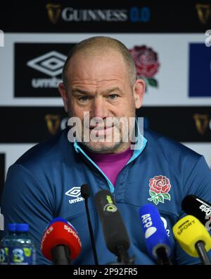 Twickenham Stadium, Inghilterra, Regno Unito. 10th marzo, 2023. L'allenatore inglese Richard Cockerill risponde alle domande della stampa dopo la sessione di allenamento di rugby inglese mentre si preparano a affrontare la Francia nella partita delle sei Nazioni della Guinness al Twickenham Stadium il 11th marzo: Credit: Ashley Western/Alamy Live News Foto Stock