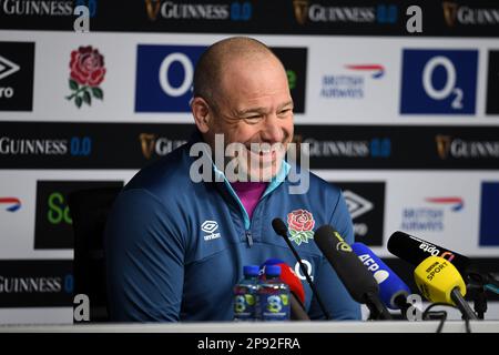 Twickenham Stadium, Inghilterra, Regno Unito. 10th marzo, 2023. L'allenatore inglese Richard Cockerill risponde alle domande della stampa dopo la sessione di allenamento di rugby inglese mentre si preparano a affrontare la Francia nella partita delle sei Nazioni della Guinness al Twickenham Stadium il 11th marzo: Credit: Ashley Western/Alamy Live News Foto Stock