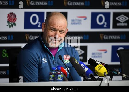 Twickenham Stadium, Inghilterra, Regno Unito. 10th marzo, 2023. L'allenatore inglese Richard Cockerill risponde alle domande della stampa dopo la sessione di allenamento di rugby inglese mentre si preparano a affrontare la Francia nella partita delle sei Nazioni della Guinness al Twickenham Stadium il 11th marzo: Credit: Ashley Western/Alamy Live News Foto Stock